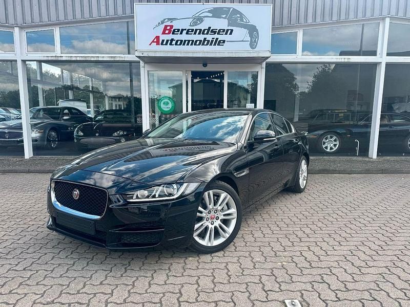 Santorini black Gebraucht 2018 Jaguar XE Prestige Limousine | 21.900 € (Fairer Preis) - Bild 1/4