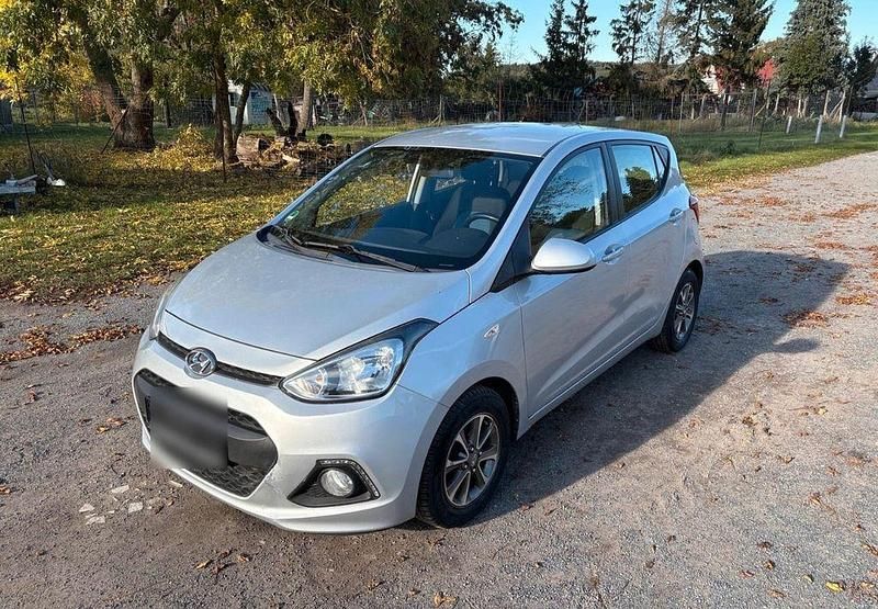 Silber Gebraucht 2014 Hyundai i10 Edition Kleinwagen | 4.900 € (Fairer Preis) - Bild 1/3