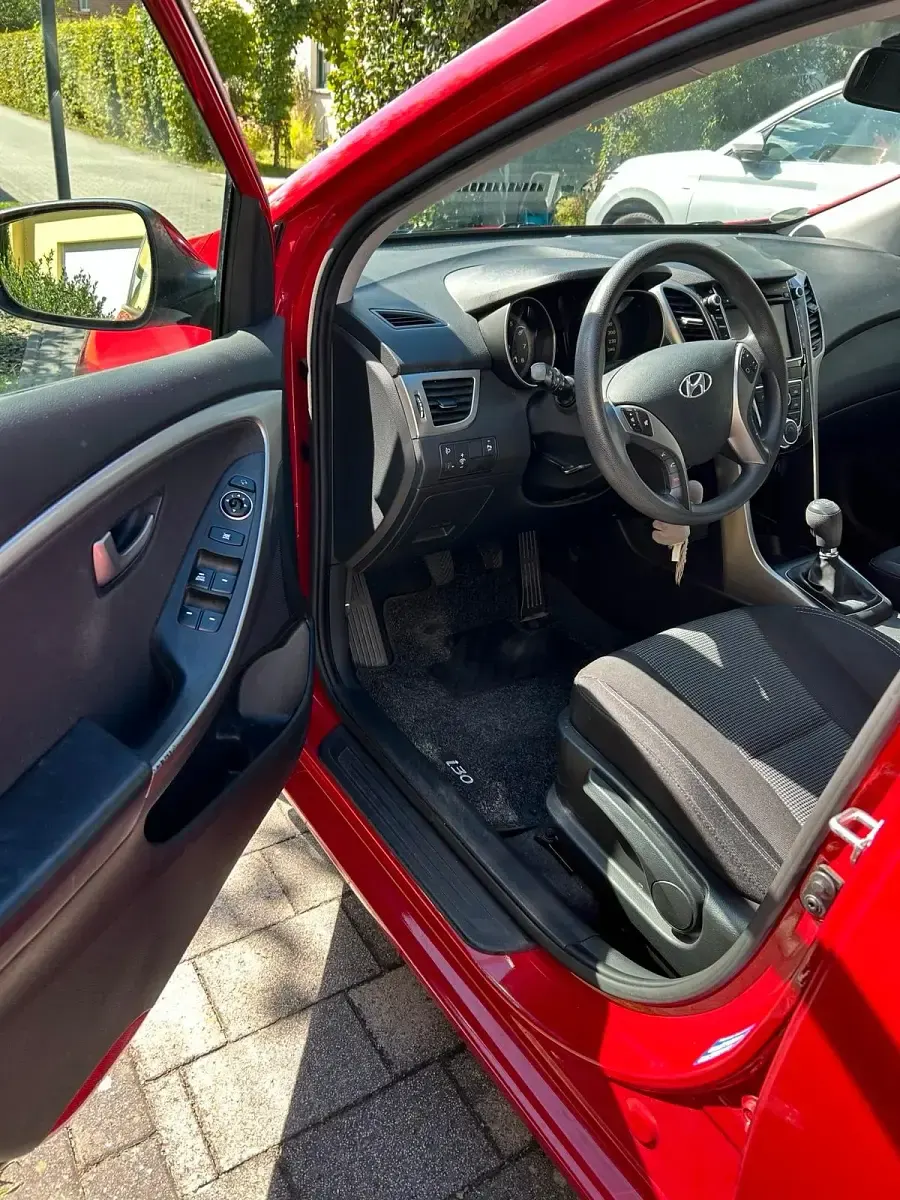Gebraucht Hyundai i30 99 PS (72 kW) 2014 Rot Limousine
