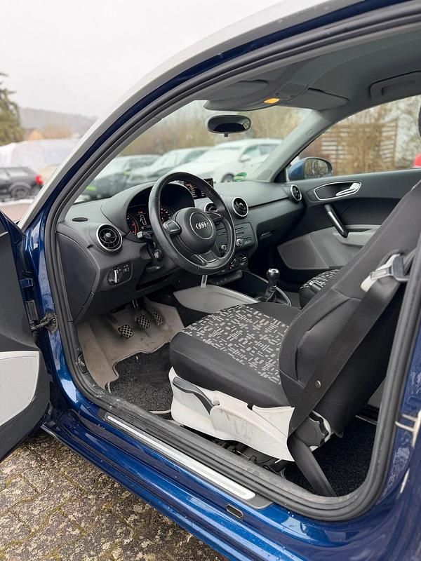 Gebraucht Audi A1 Ambition 105 PS (77 kW) 2011 Blau Kleinwagen