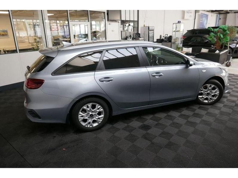 Gebraucht Kia Ceed 160 PS (117 kW) 2023 Lunar silver m (metallic) Kleinwagen