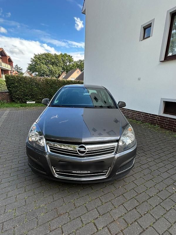 Grau Gebraucht 2009 Opel Astra Kleinwagen | 2.100 € (Guter Preis) - Bild 1/4