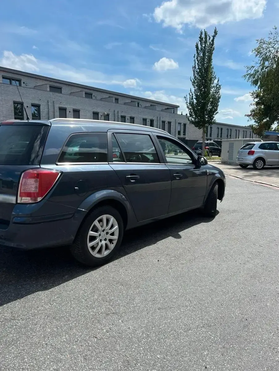 Gebraucht Opel Astra 90 PS (66 kW) 2010 Blau Kombi