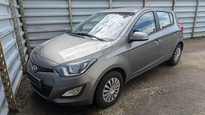 Silber/grau Gebraucht 2013 Hyundai i20 Edition Limousine | 3.200 € (Superpreis) - Bild 1/4