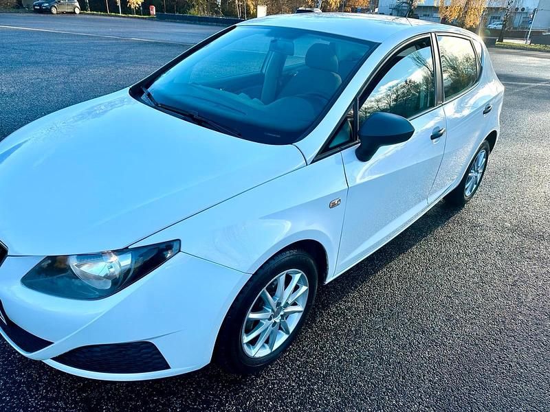 Weiß Gebraucht 2009 Seat Ibiza Limousine | 3.100 € (Fairer Preis) - Bild 1/4