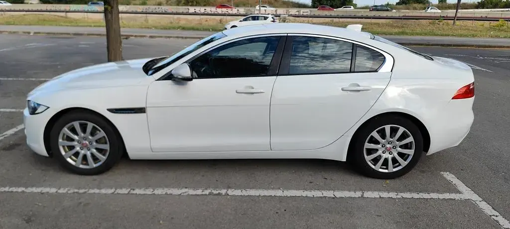 Gebraucht Jaguar XE Pure 179 PS (131 kW) 2018 Weiß Limousine