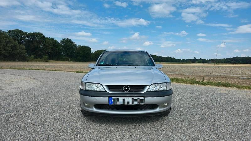 Silber Gebraucht 1998 Opel Vectra Limousine | 1.399 € (Fairer Preis) - Bild 1/4