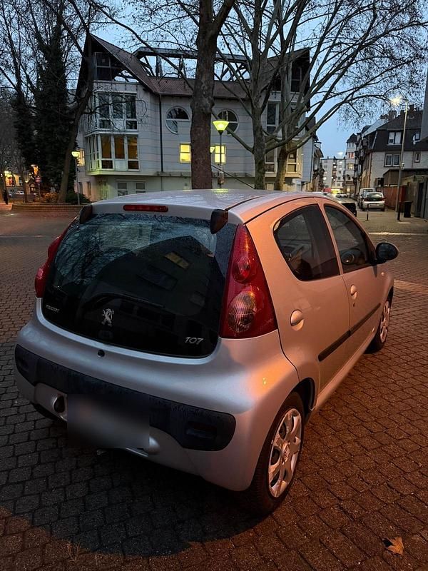 Gebraucht Peugeot 107 Filou 68 PS (50 kW) 2011 Silber Kleinwagen