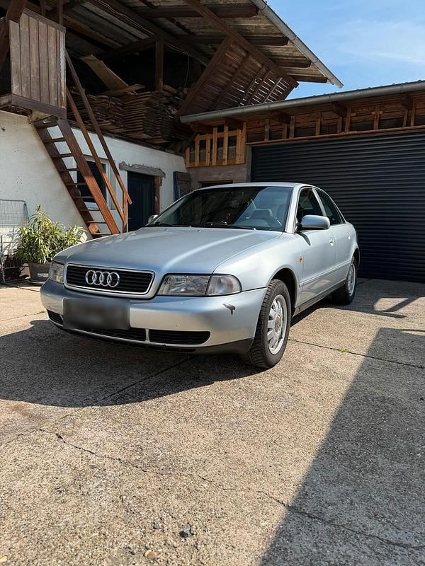 Second-hand Audi A4 101 CP (74 kW) 1998 Argintiu Berlinǎ
