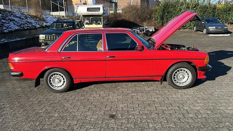 Gebraucht Mercedes 230 109 PS (80 kW) 1978 Rot Limousine