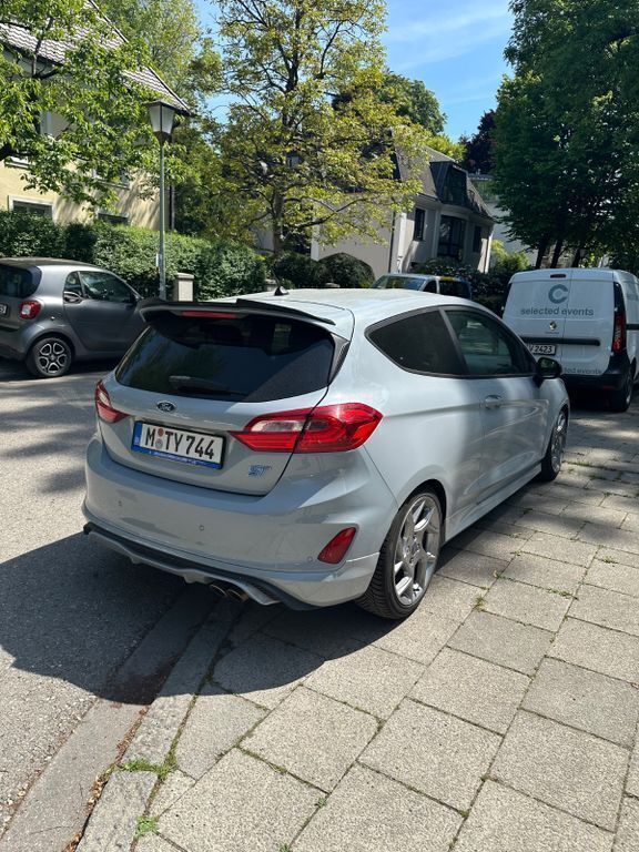 Grau Gebraucht 2018 Ford Fiesta ST Kleinwagen | 14.999 € (Fairer Preis) - Bild 1/4
