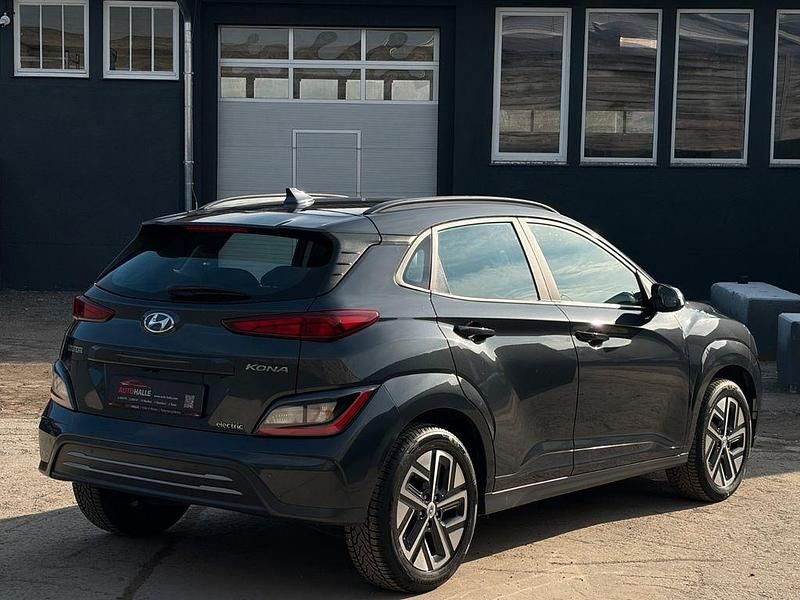 Gebraucht Hyundai Kona Select 100 kW (136 PS) 2022 Schwarz SUV
