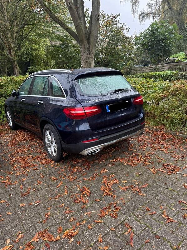Blau Gebraucht 2018 Mercedes GLC220 SUV | 29.300 € (Guter Preis) - Bild 1/4