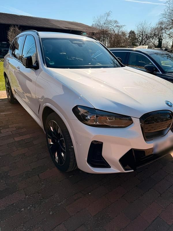 Gebraucht BMW iX3 Shadowline 151 kW (206 PS) 2023 Weiß SUV