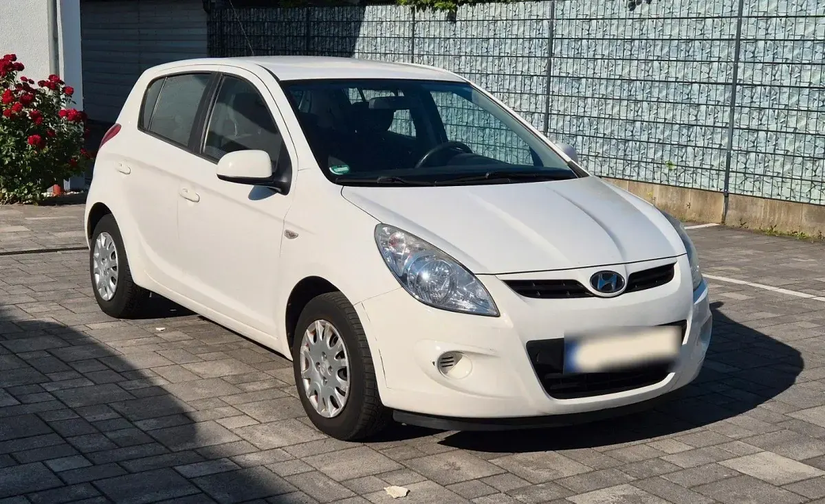 Gebraucht Hyundai i20 Edition 77 PS (56 kW) 2012 Weiß Kleinwagen