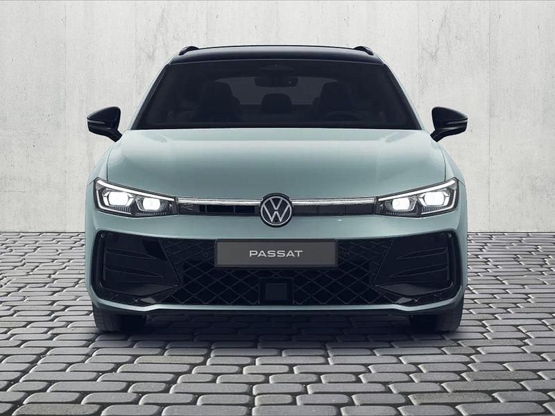 Gebraucht VW Passat R-line 193 PS (141 kW) 2024 Maripositgrün metallic Kombi