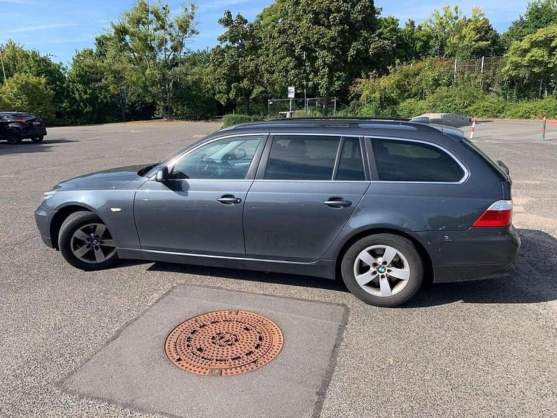 Grau Gebraucht 2010 BMW 520 Efficient Dynamics Kombi | 4.900 € (Superpreis) - Bild 1/4