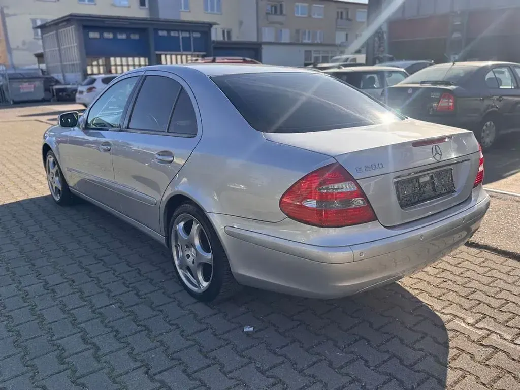 Usata Mercedes E200 163 CV (119 kW) 2003 Argento Berlina