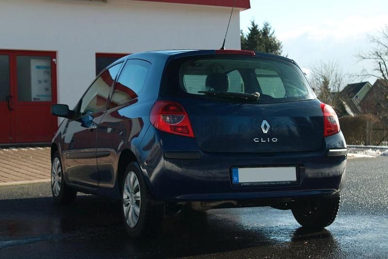Second-hand Renault Clio II Expression 75 CP (55 kW) 2009 Albastru Berlinǎ