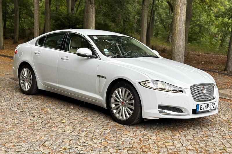 Weiß Gebraucht 2015 Jaguar XF Limousine | 12.790 € (Superpreis) - Bild 1/4