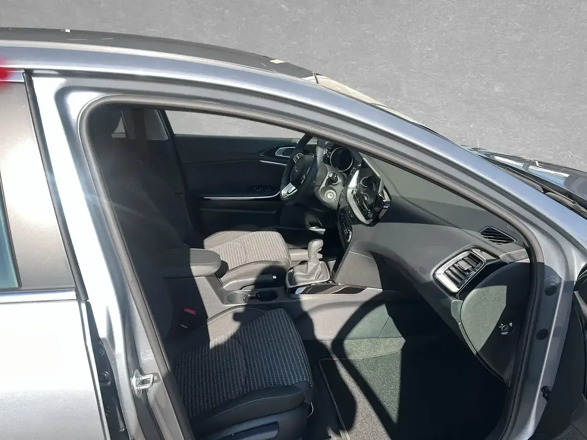 Neu Kia Ceed Comfort 101 PS (74 kW) 2025 Andere Kleinwagen