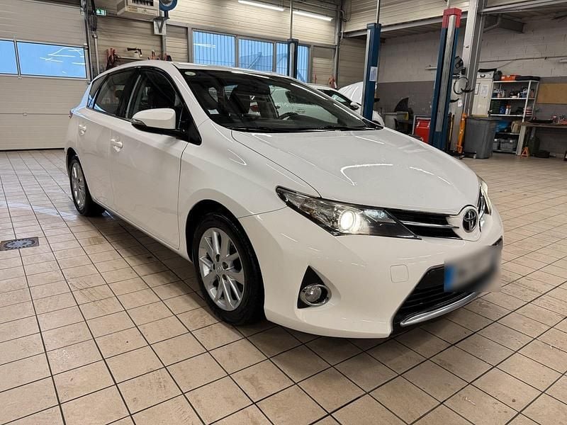 Weiß Gebraucht 2014 Toyota Auris Limousine | 4.100 € (Superpreis) - Bild 1/4