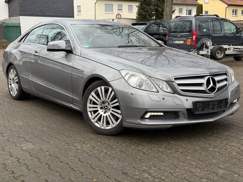 Silber Gebraucht 2009 Mercedes E250 Coupé | 8.198 € (Etwas zu teuer) - Bild 1/4