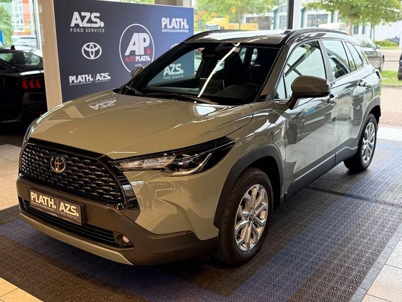 Grün Gebraucht 2024 Toyota Corolla Cross Business Edition SUV | 34.990 € (Etwas zu teuer) - Bild 1/4