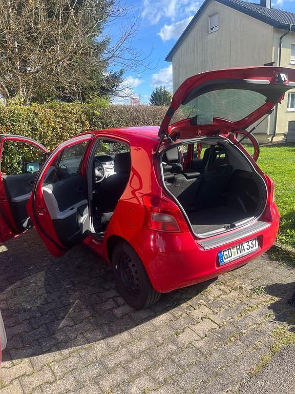 Rot Gebraucht 2008 Toyota Yaris Cool Limousine | 2.600 € (Guter Preis) - Bild 1/4