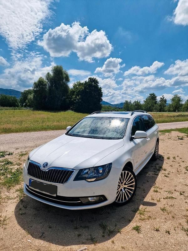 Weiß Gebraucht 2013 Skoda Superb Kombi | 11.400 € (Teuer) - Bild 1/4