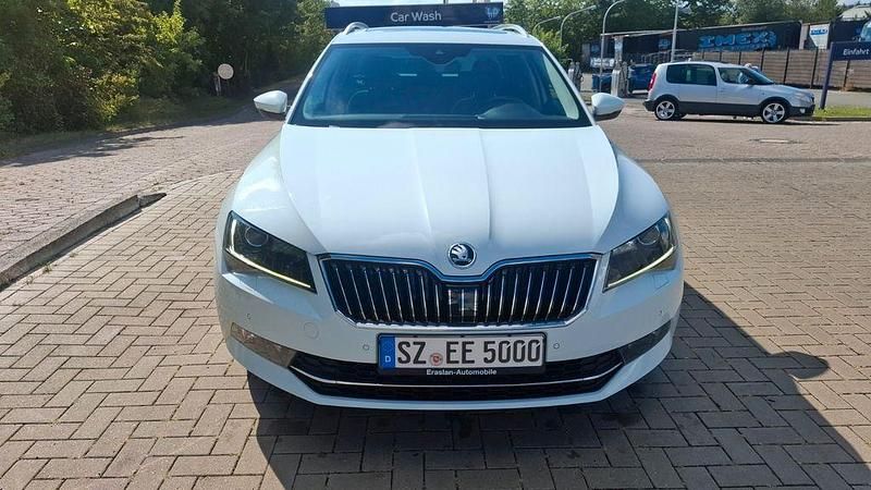 Weiß Gebraucht 2016 Skoda Superb Limousine | 11.900 € (Guter Preis) - Bild 1/4