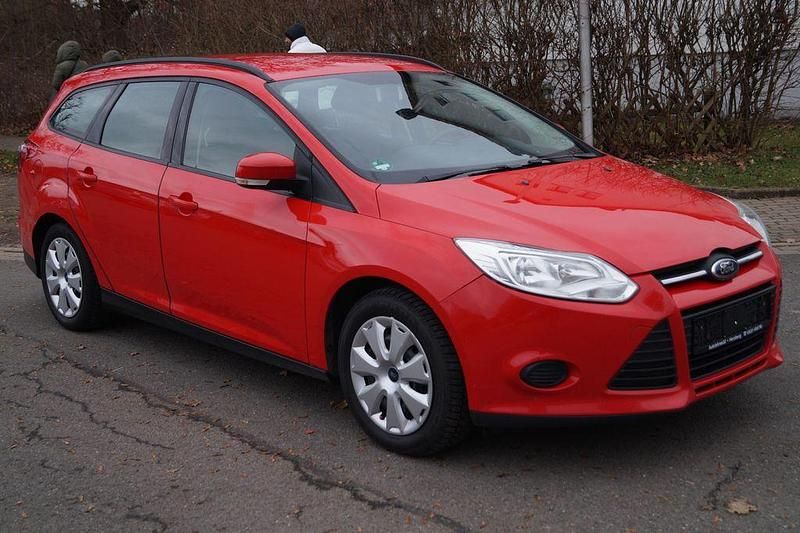 Gebraucht Ford Focus 116 PS (85 kW) 2011 Rot Limousine