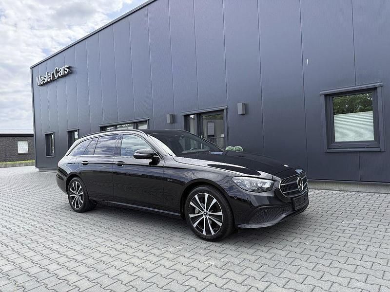 Schwarz Gebraucht 2021 Mercedes E300 Avantgarde Limousine | 26.500 € (Fairer Preis) - Bild 1/4