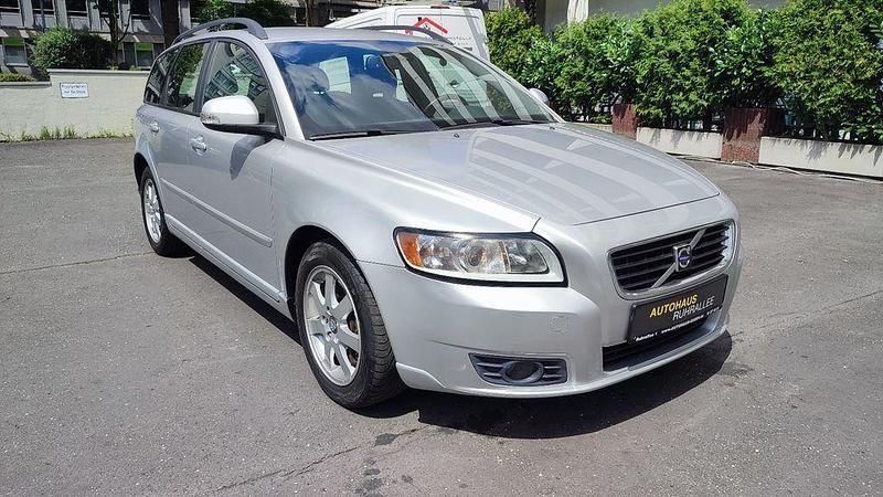 Silber Gebraucht 2010 Volvo V50 Momentum Kombi | 7.990 € (Fairer Preis) - Bild 1/4