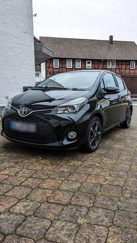 Schwarz Gebraucht 2015 Toyota Yaris Limousine | 6.250 € (Superpreis) - Bild 1/4