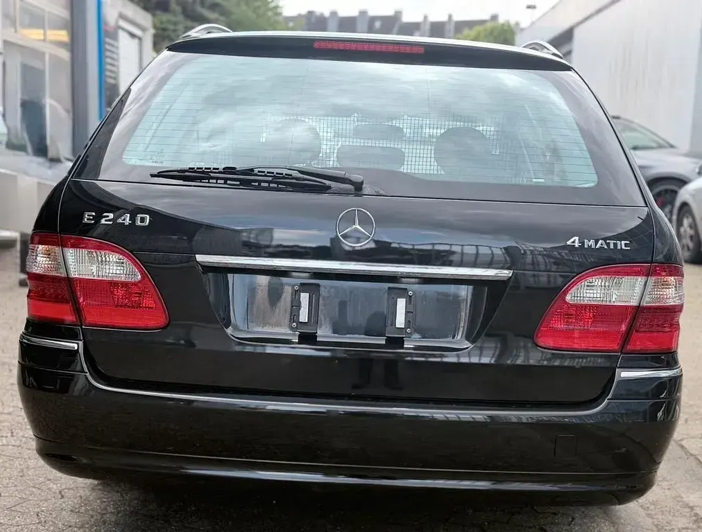 Gebraucht Mercedes E240 Avantgarde 177 PS (130 kW) 2004 Schwarz Limousine