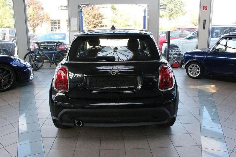 Gebraucht Mini Cooper Essential 136 PS (100 kW) 2023 Midnight black met. Kleinwagen