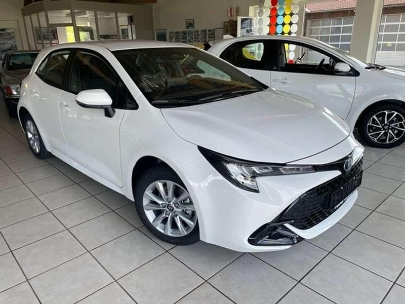 Weiß Gebraucht 2023 Toyota Corolla Comfort Limousine | 25.900 € (Fairer Preis) - Bild 1/4