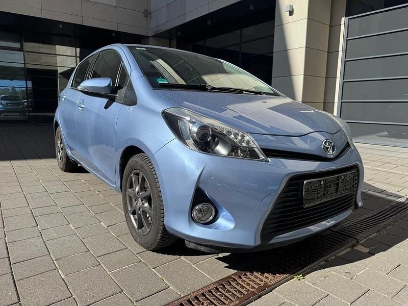 Gebraucht Toyota Yaris Hybrid 75 PS (55 kW) 2013 Blau Kleinwagen