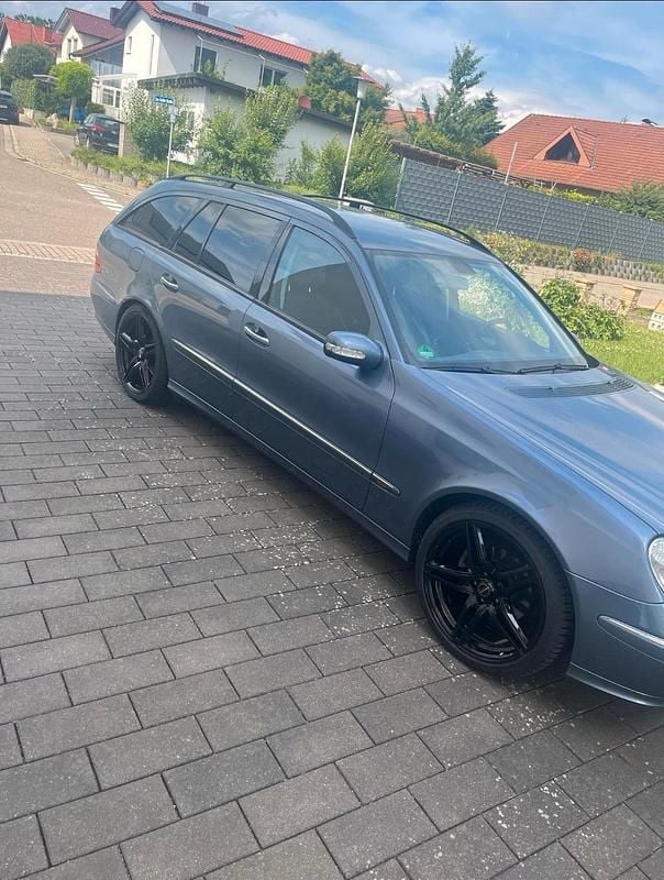 Blau Gebraucht 2005 Mercedes E220 Kombi | 8.000 € - Bild 1/4