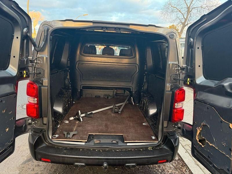 Beige Gebraucht 2020 Toyota Verso Van / Kleinbus | 16.499 € (Teuer) - Bild 1/4