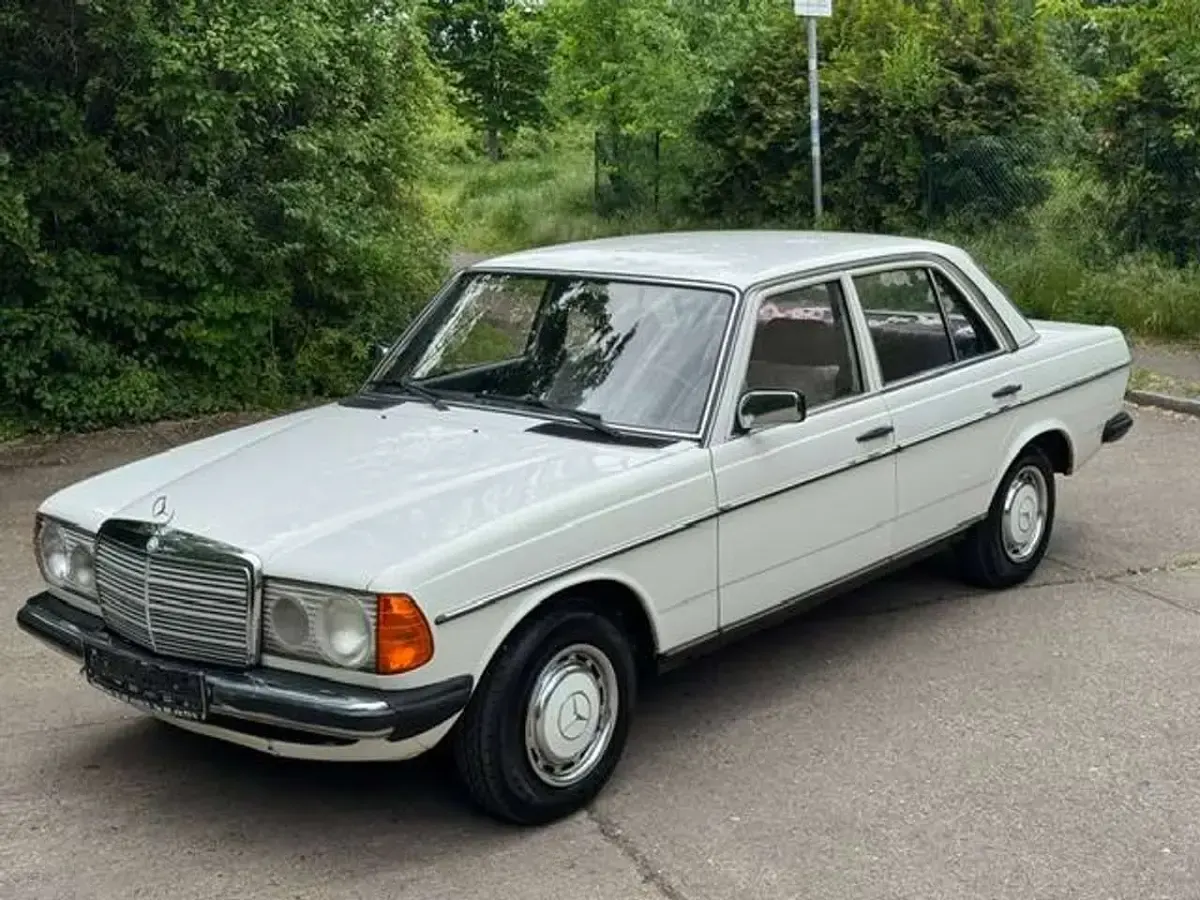 Gebraucht Mercedes E230 136 PS (100 kW) 1982 Weiß Limousine