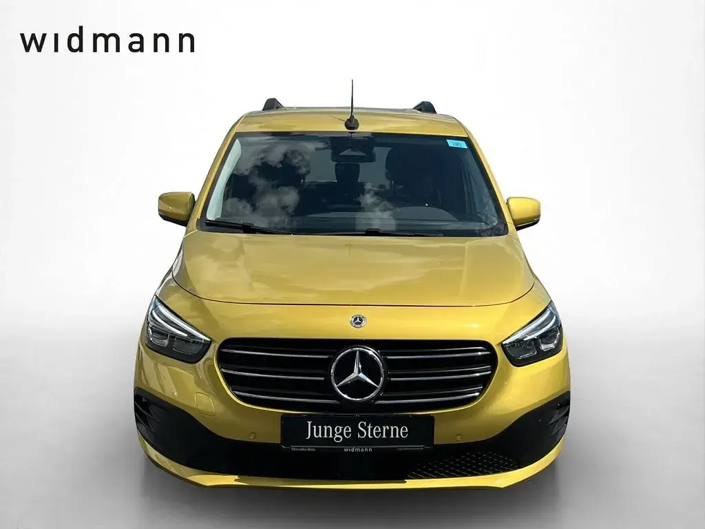Gebraucht Mercedes T180 Progressive 116 PS (85 kW) 2023 Gelb Van / Kleinbus