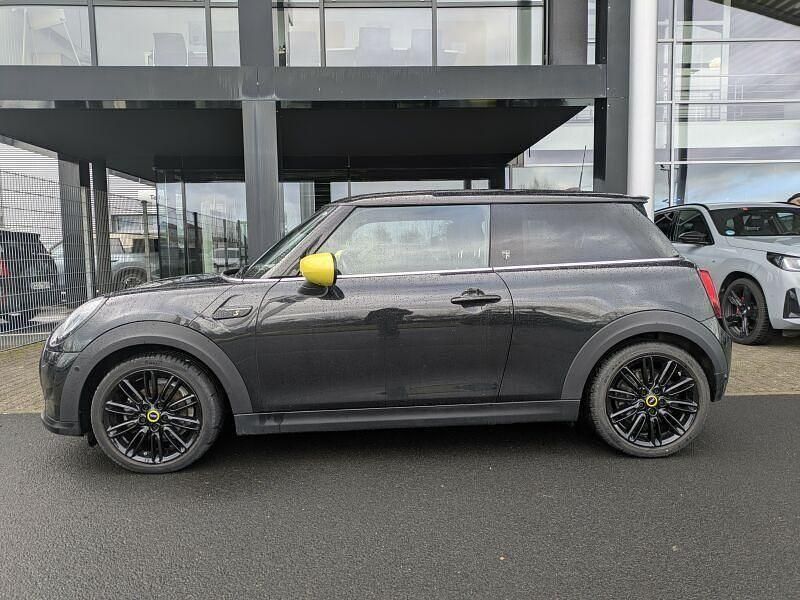 Gebraucht Mini Cooper SE 135 kW (184 PS) 2023 Midnight black metallic Kleinwagen