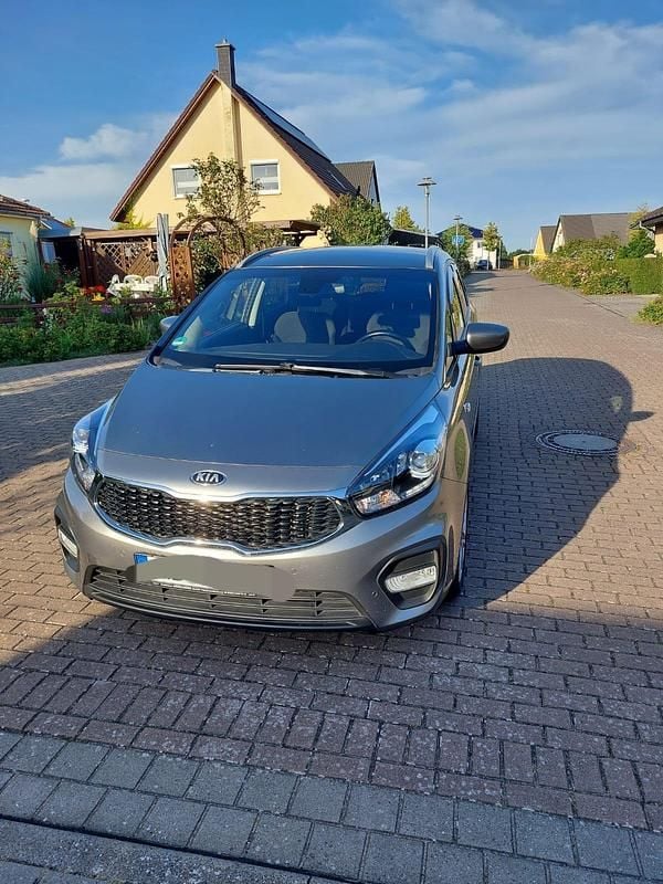 Silber Gebraucht 2018 Kia Carens DREAM-TEAM Edition Van / Kleinbus | 13.333 € (Fairer Preis) - Bild 1/4