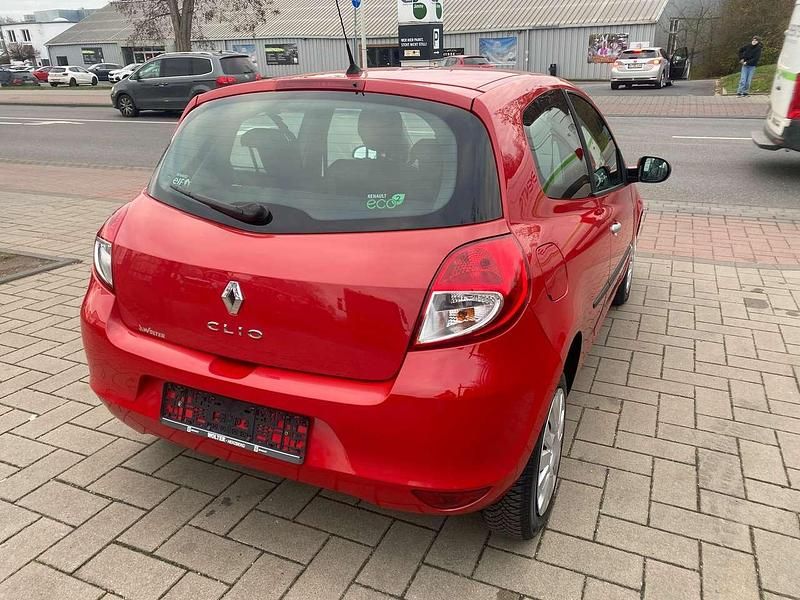 Gebraucht Renault Clio II Expression 75 PS (55 kW) 2011 Hellrot Kleinwagen