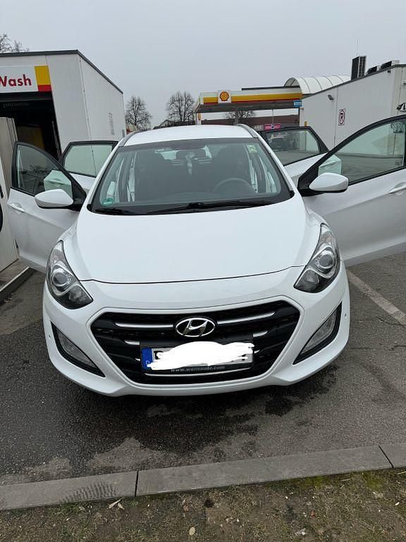 Gebraucht Hyundai i30 Passion Plus 135 PS (99 kW) 2016 Weiß Limousine