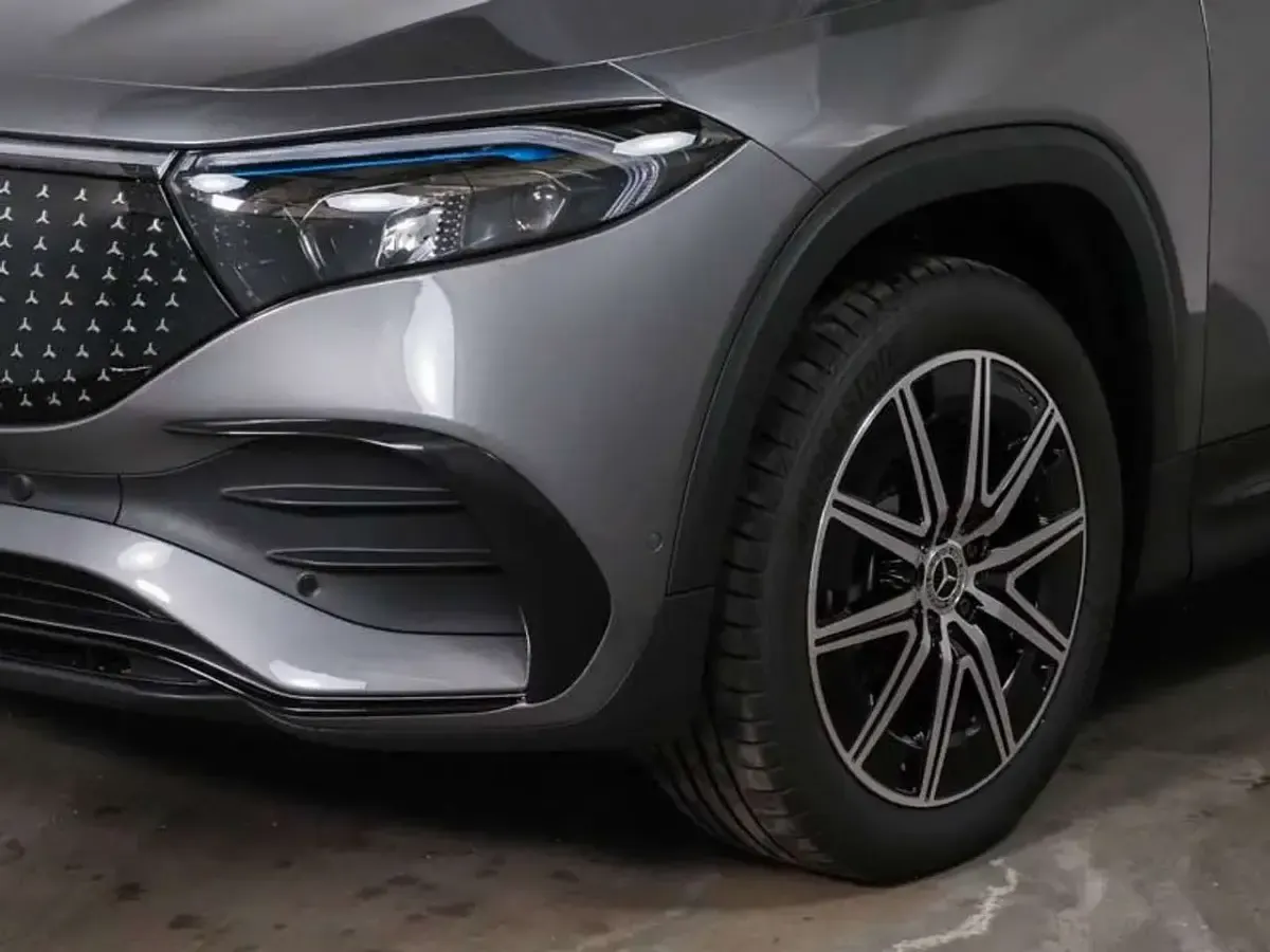 Gebraucht Mercedes EQB250 139 kW (190 PS) 2025 Mountaingrau  met. SUV