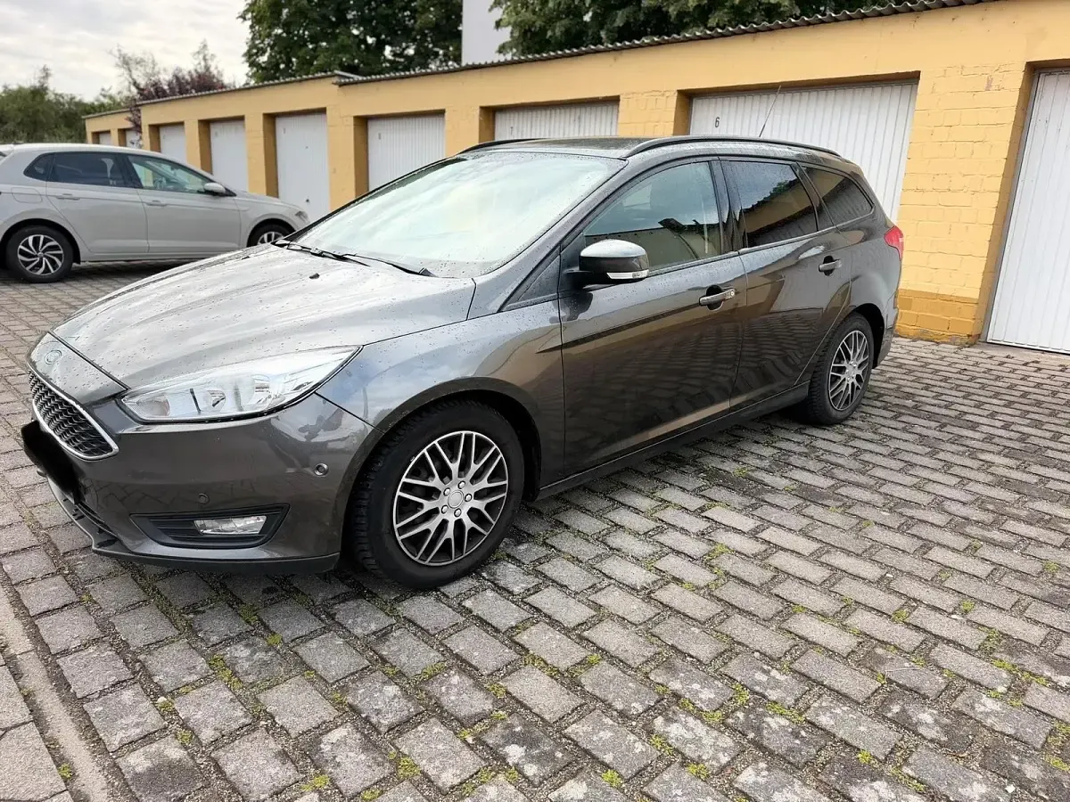 Gebraucht Ford Focus 101 PS (74 kW) 2014 Grau Kombi