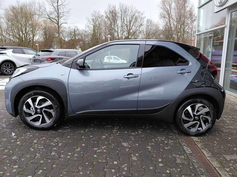 Neu Toyota Aygo X 72 PS (52 kW) 2025 Celestite grey metallic / nigh SUV